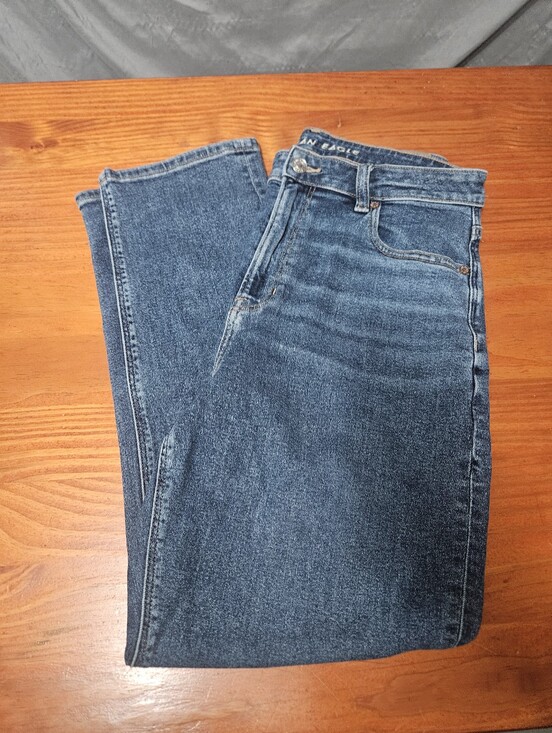 American Eagle Outfitters Denim - American Eagle Stretch Medium Wash Straight Leg High Rise Jeans Size 10!